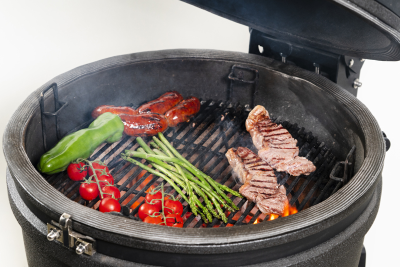 Imagen de kamado Alecook cocinando carne y verduras