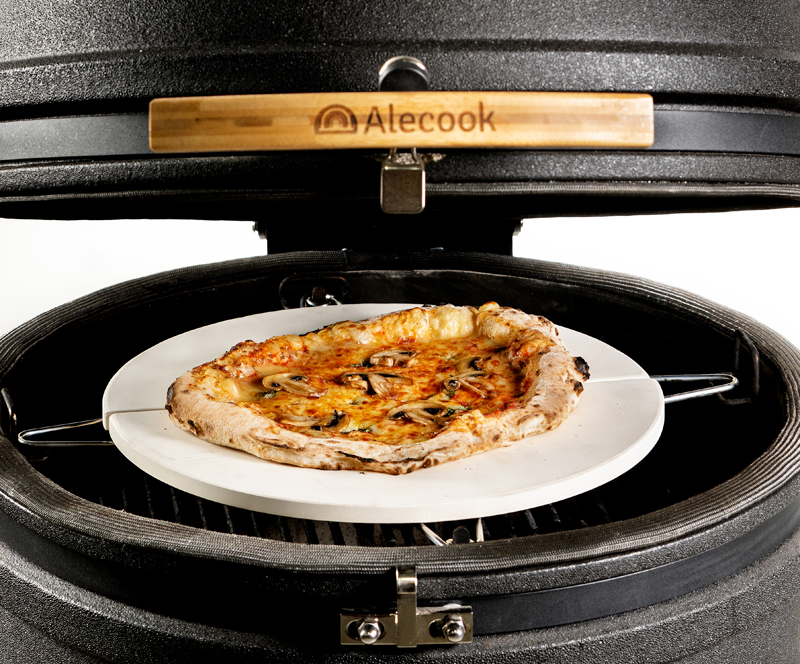 Imagen de kamado Alecook cocinando pizza
